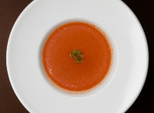 Gazpacho de fresas refrescante y con equilibrio.